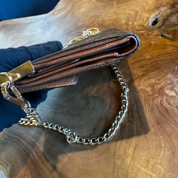 LOUIS VUITTON
Monogram Porte Tresor Etui Papiers
Wallet vintage converted - Picture 6 of 15